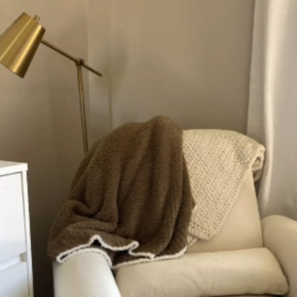 Barefoot Dreams Other - NEW Barefoot Dreams CozyChic Contrast Tipped Moss/White Throw Blanket